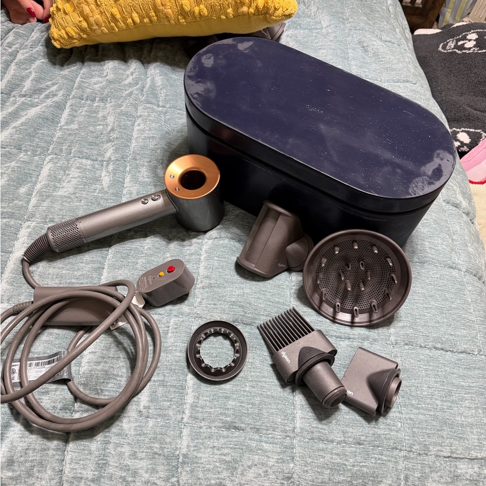 Dyson Supersonic Blow Dryer w/case